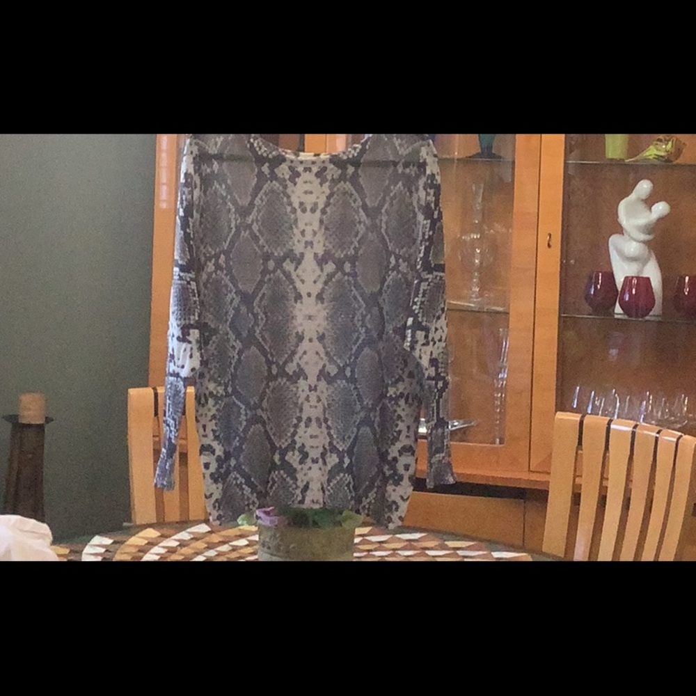 Tracy Porter Snake light weight sweater never worn